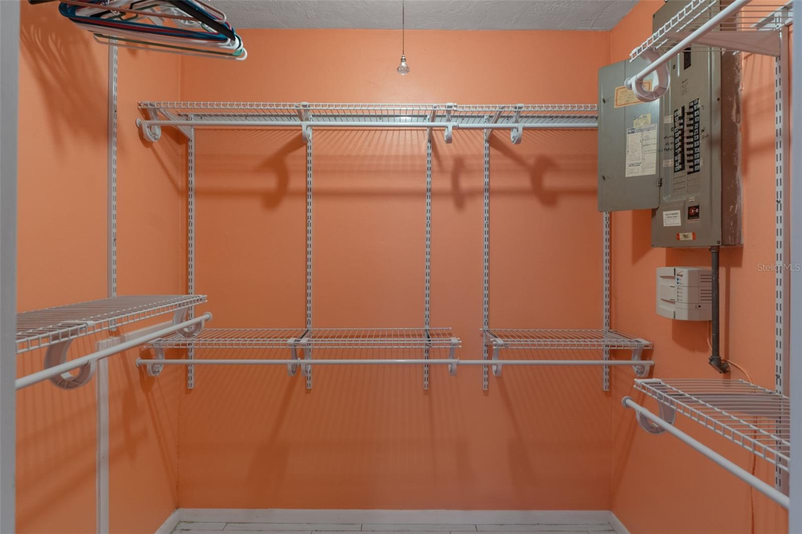 COLONIAL HILLS - Residential