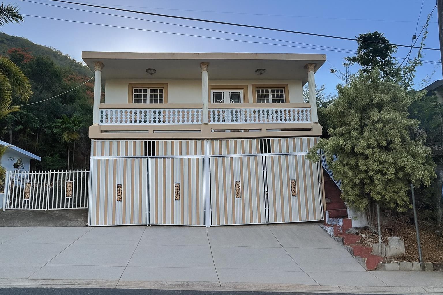 This 3-bedroom, 2-bathroom property offers the perfect blend of comfort, security, and location. Features living room, dining room, kitchen, and covered laundry area ??. Also includes a concrete roof balcony, storage space, staircase, and paved outdoor areas.
?? Two-car carport
?? Concrete fence, chain link, and iron grills
?? Tank water heater and septic system
?? Just minutes from schools, gas stations ?, restaurants ??, and shops ??, with quick access to PR-7741, PR-15, and PR-179.
?? Price: $140,000
?? Contact me today to schedule your showing.