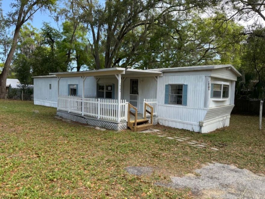 If you enjoy boating, fishing and getting back to nature, you have found your perfect retreat!  This spacious 2 Bd/1 Ba manufactured home is appox.  3 miles from Little Lake Weir.  All it needs is your imagination to make it a lovely home.  You can choose your flooring and your style in bringing this home back to its original beauty.  It needs TLC , but is priced right.  Hurry this one won't last!