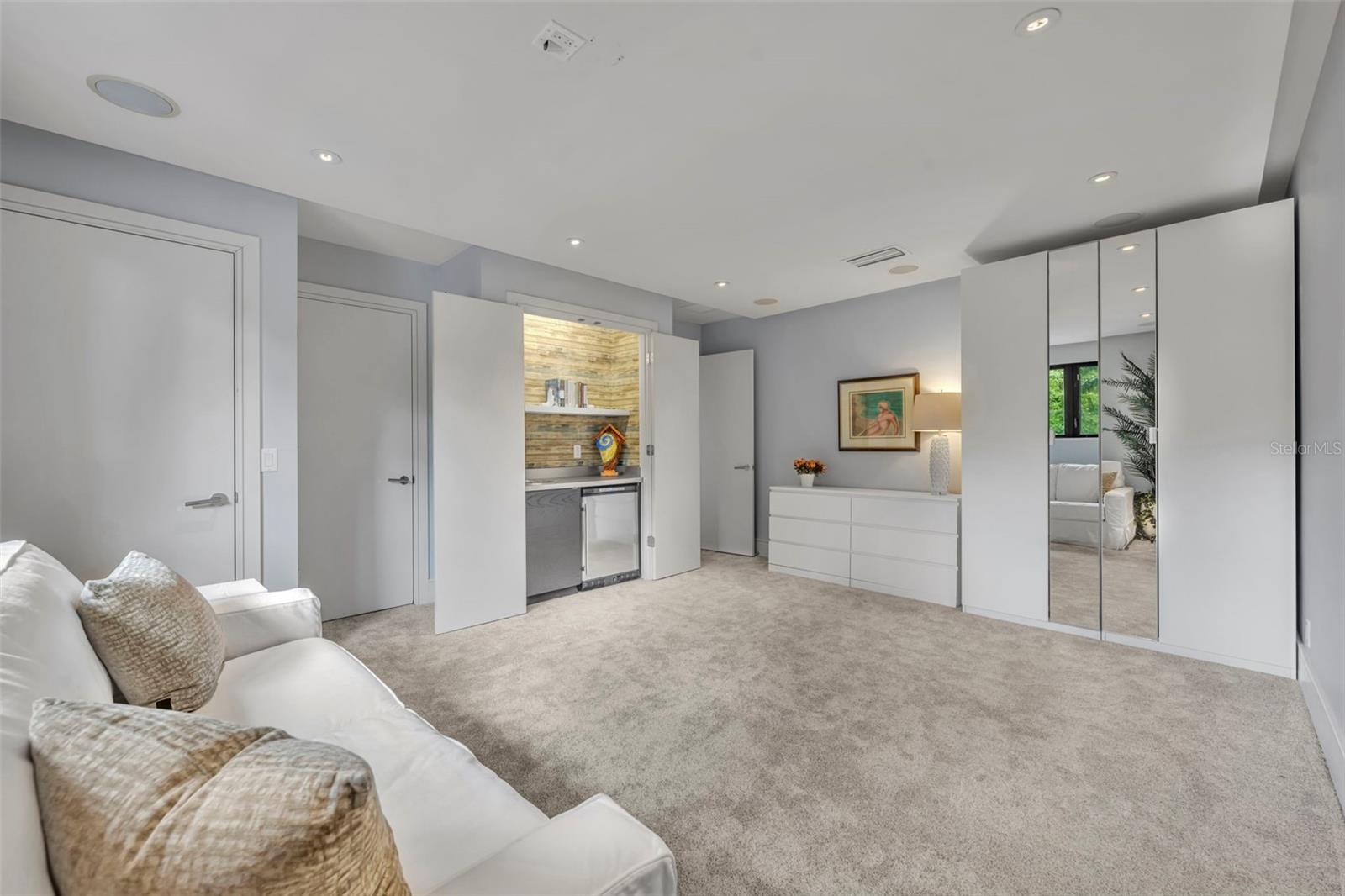BEVERLY SHORES - Residential