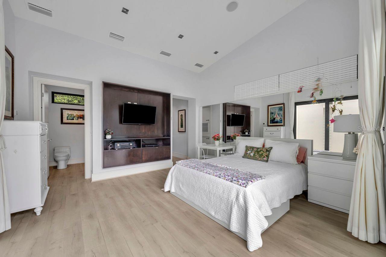 BEVERLY SHORES - Residential