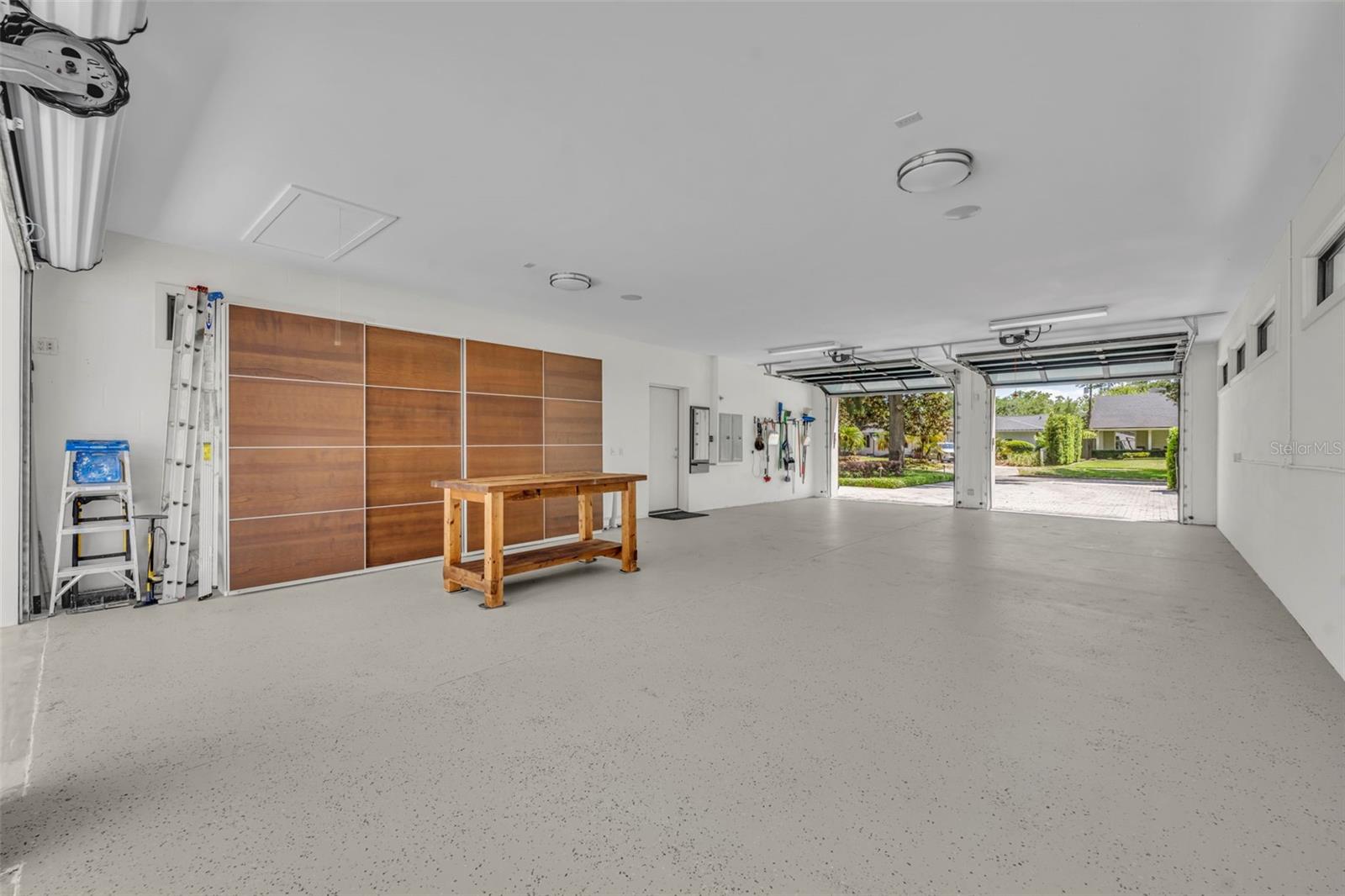 BEVERLY SHORES - Residential