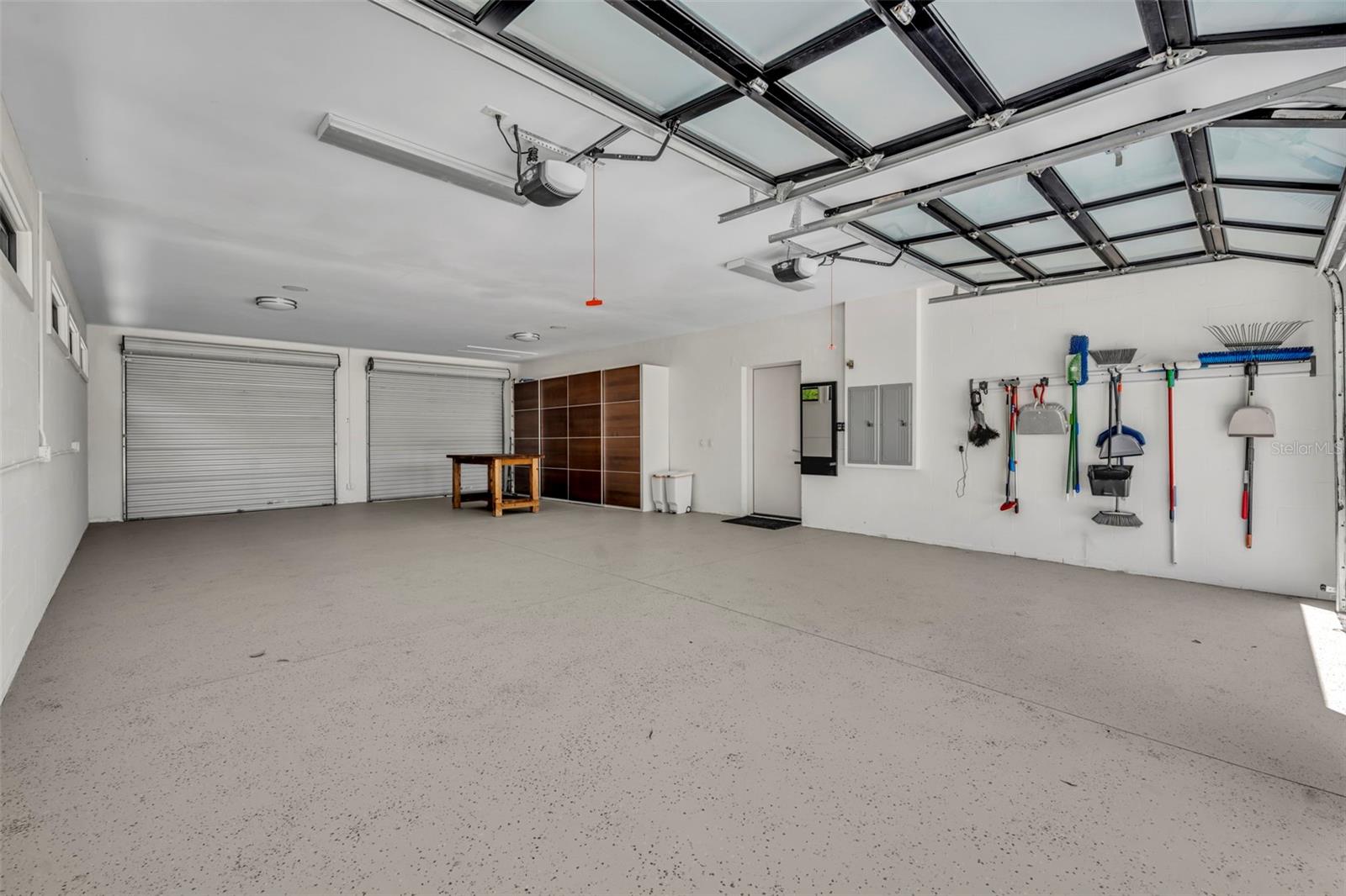 BEVERLY SHORES - Residential