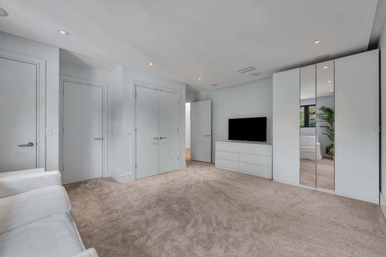 BEVERLY SHORES - Residential