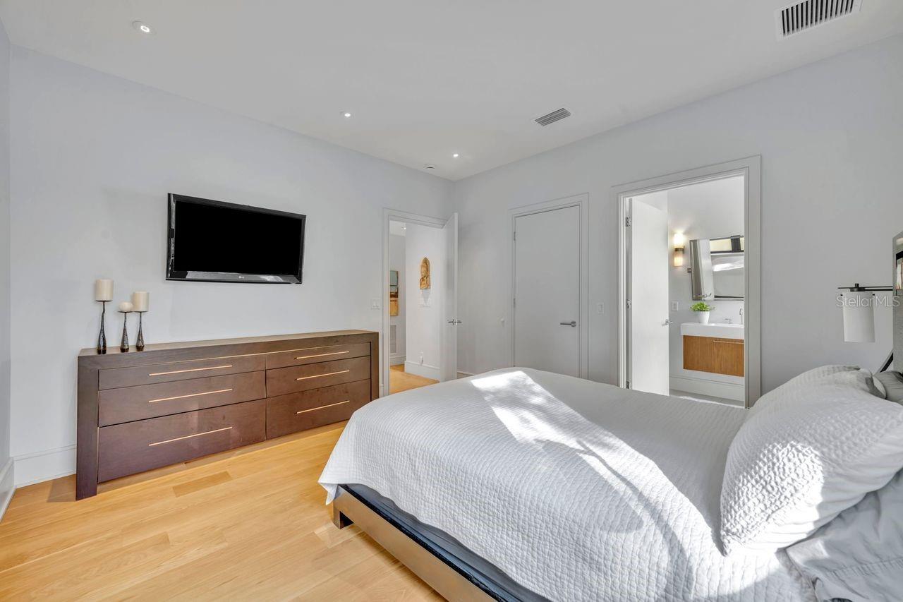 BEVERLY SHORES - Residential