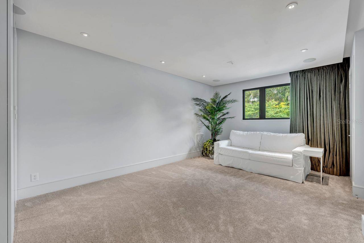 BEVERLY SHORES - Residential