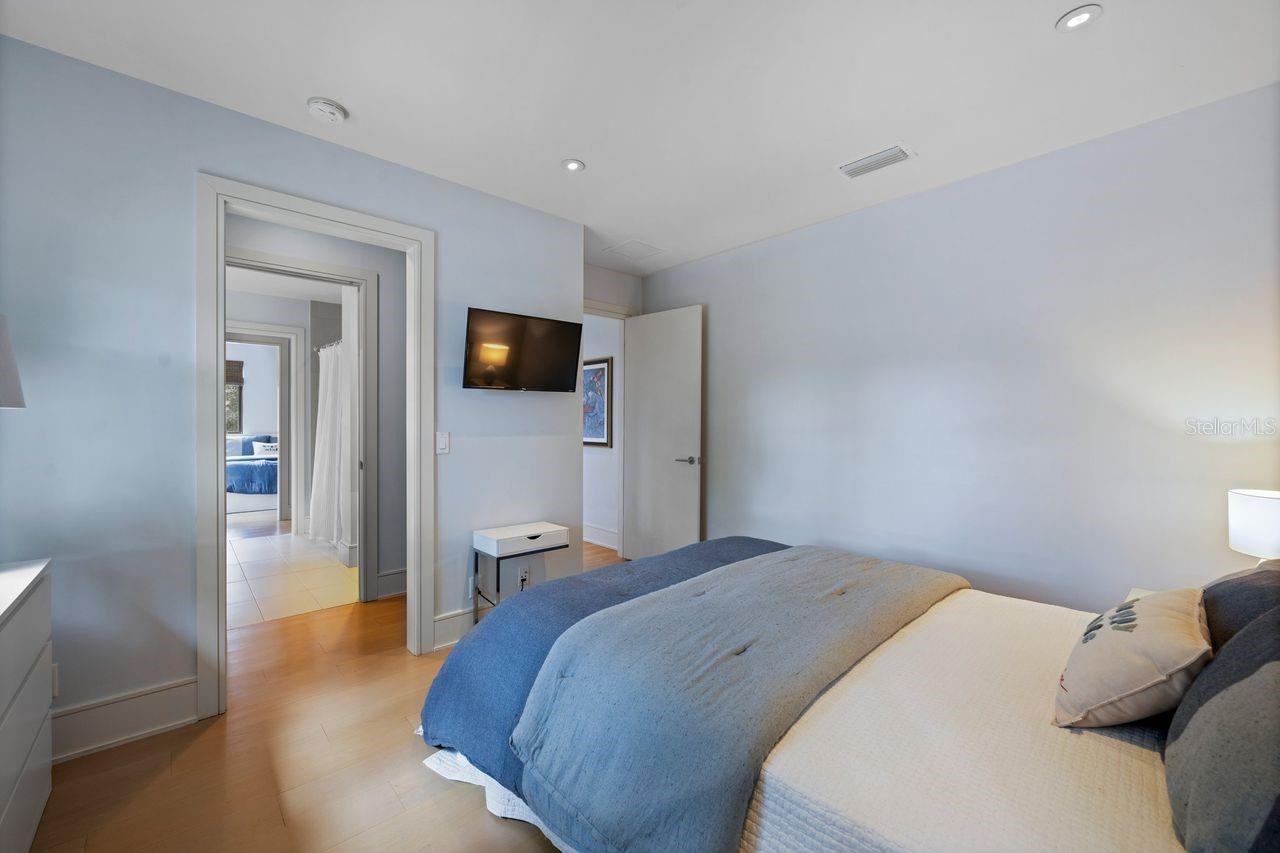 BEVERLY SHORES - Residential