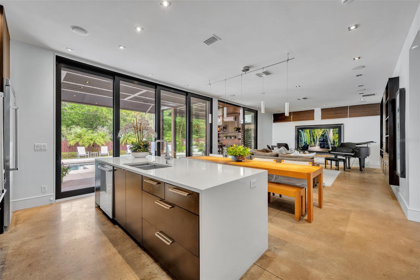 BEVERLY SHORES - Residential