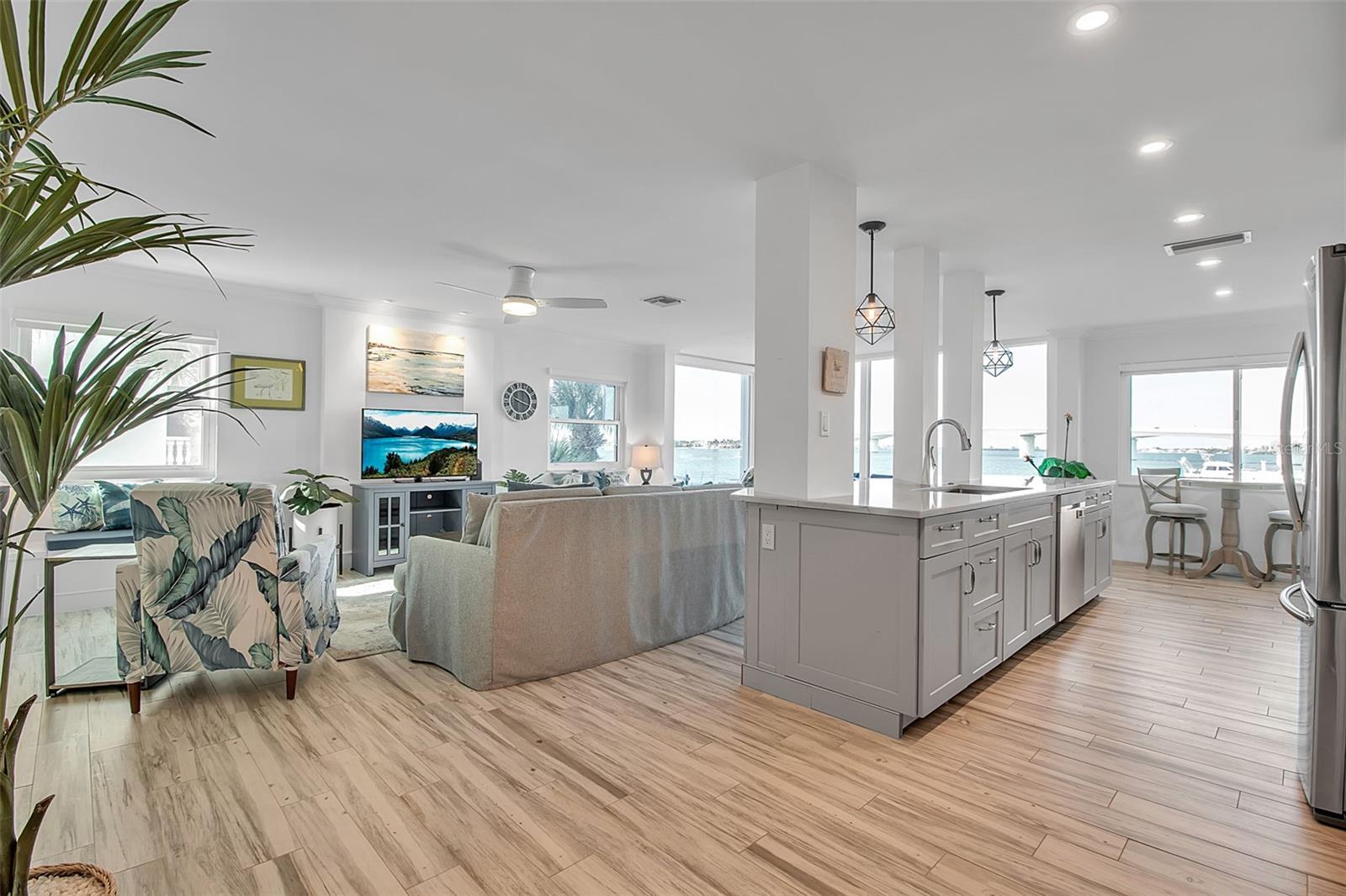 HARBOR HOUSE WEST - Residential