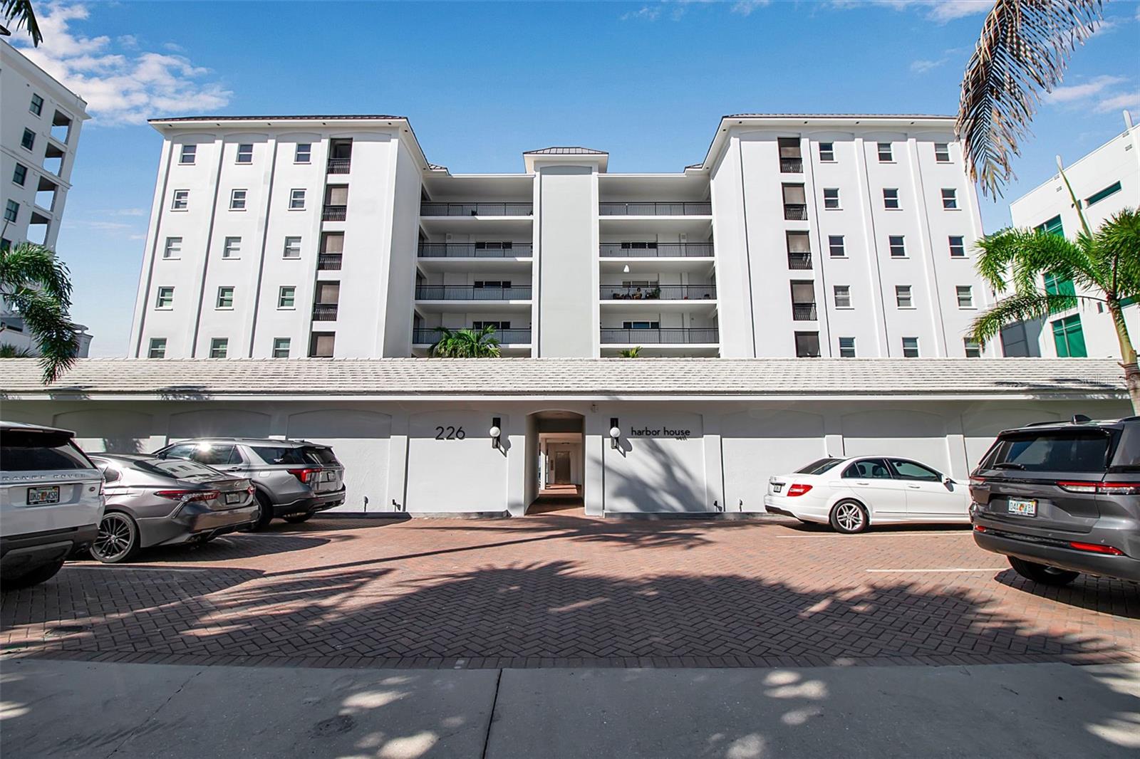 HARBOR HOUSE WEST - Residential