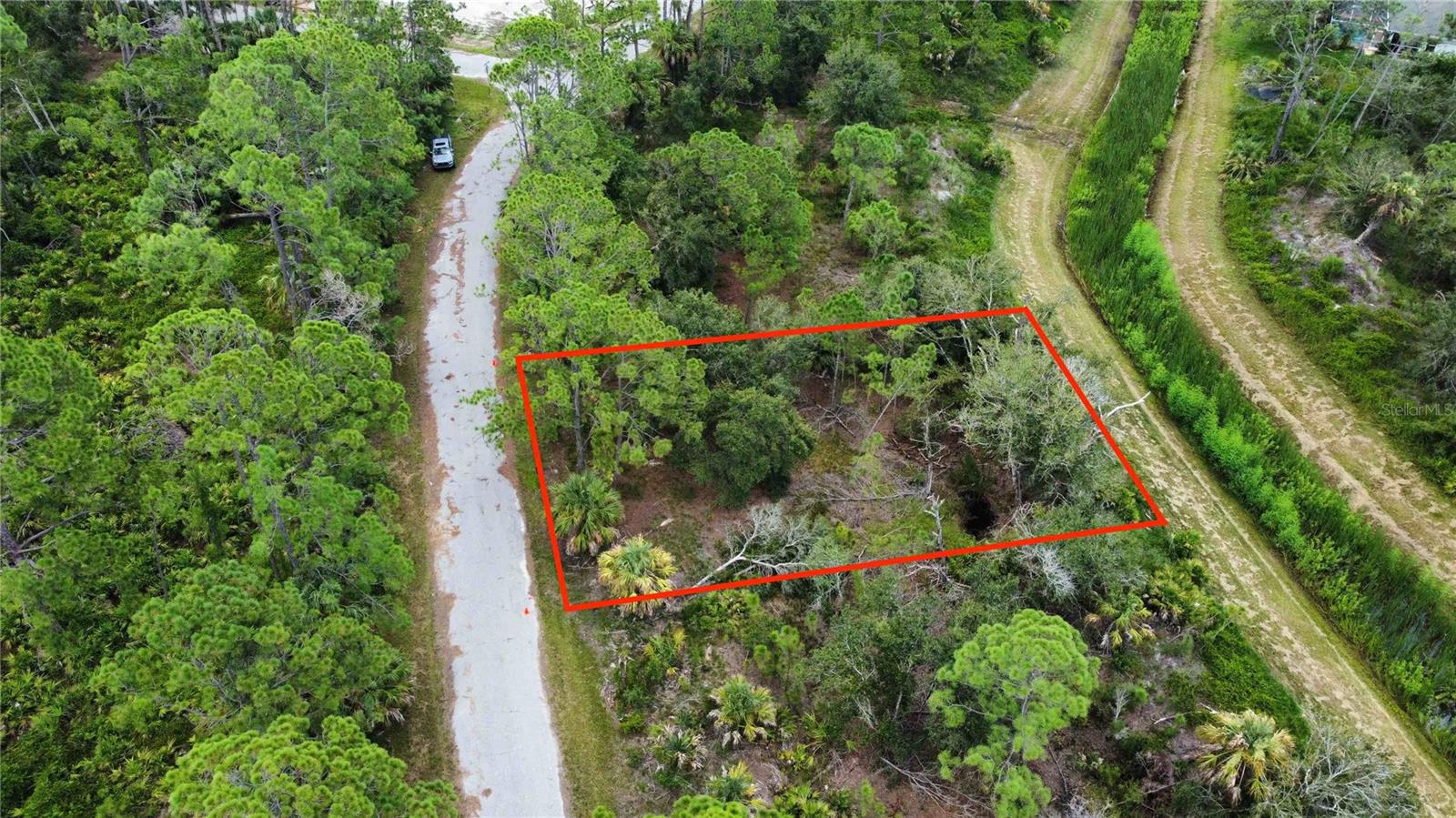 Greenway (south) facing building lot in North Port Estates in an area of active larger-home development. No deed restrictions or HOAs. High and dry. No scrub jays or other issues. Minutes to the interstate exit and everything else. Within 30 minutes driving distance to several beaches, Venice, sarasota, Atlanta Braves stadium, Warm Mineral Springs, the master-planned Murdock Village area and the upcoming Downtown Wellen development.