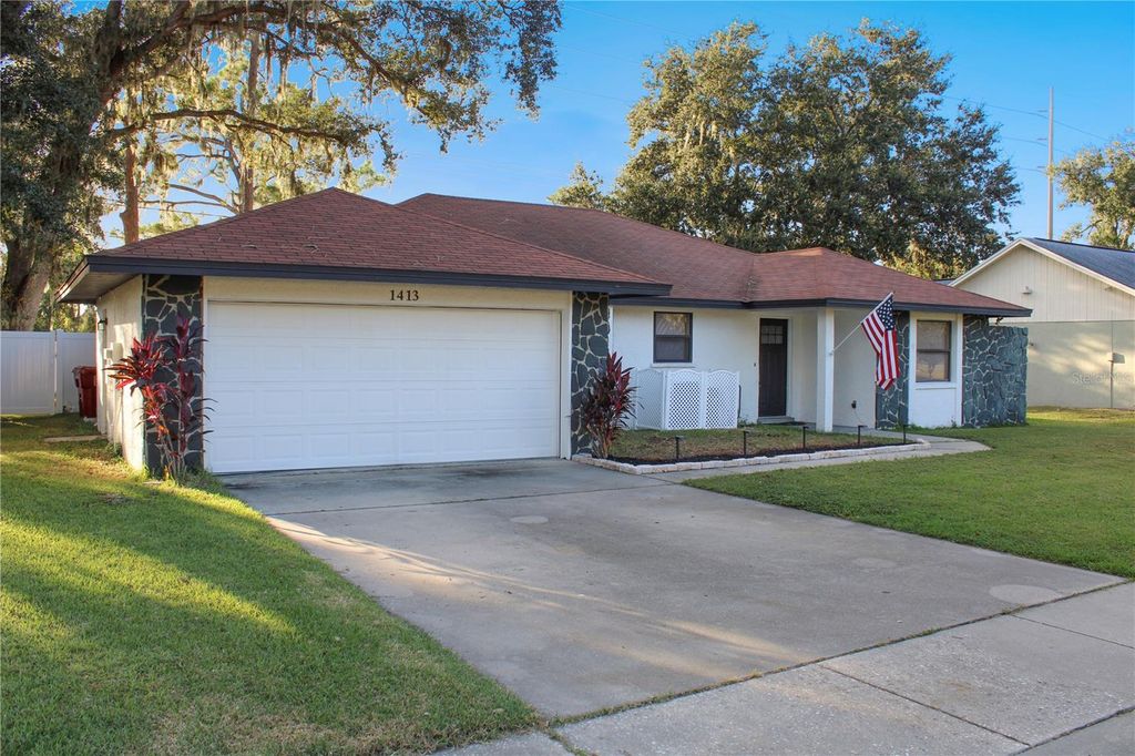 Photo of 1413 Sandalwood Drive, Plant City, FL 33563 (MLS # L4955942)