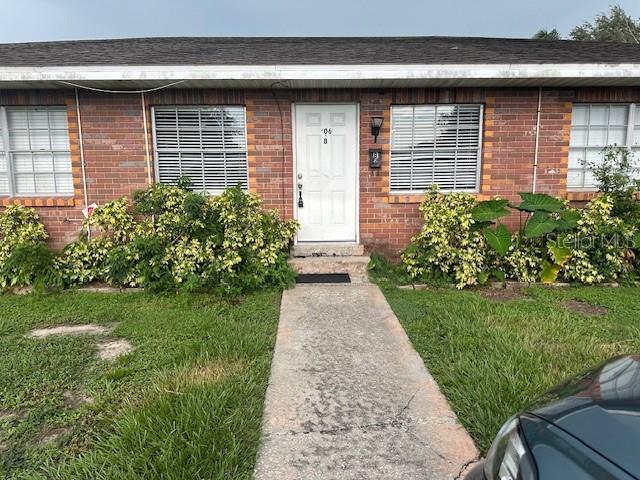 Very nice clean open tri-plex with laminate thru out. The kitchen is new with granite counter tops and fully equipped kitchen. There is an open area patio. Close to major roads and shopping. Water and land care is included. Call Barb for an apt.