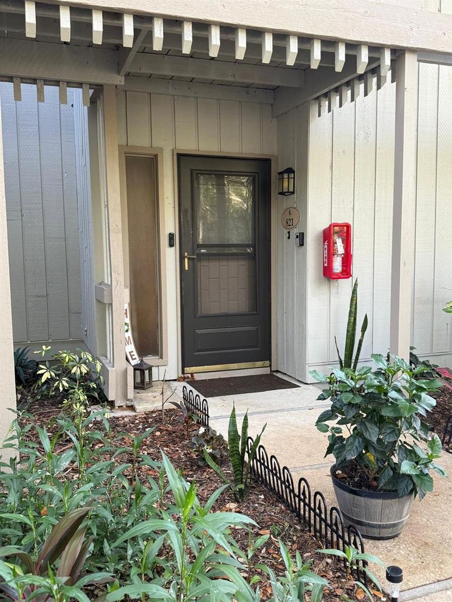 Welcome to your next home in Haines City, Florida! This charming 1-bedroom, 1-bathroom condo on the first floor offers comfort, convenience, and a peaceful lifestyle. The unit is move-in ready — just bring your personal items and start enjoying your new space.
The layout is functional and bright. The kitchen features well-maintained cabinets, essential appliances, and good storage. The living area provides a relaxed atmosphere with enough room to create your ideal setup. The bedroom is spacious and includes a generous closet. The bathroom is clean and in excellent condition.
This condo is perfect for anyone looking for an affordable and comfortable home in a growing area. The community is quiet, with green spaces and open areas ideal for walking and unwinding. You'll also enjoy being close to shops, restaurants, supermarkets, and major routes connecting quickly to Orlando, Davenport, and Kissimmee.
If you're seeking a place that is truly ready for immediate occupancy, in a convenient location and at a great value, this is the perfect option.
Don’t miss this opportunity. Schedule your showing today.