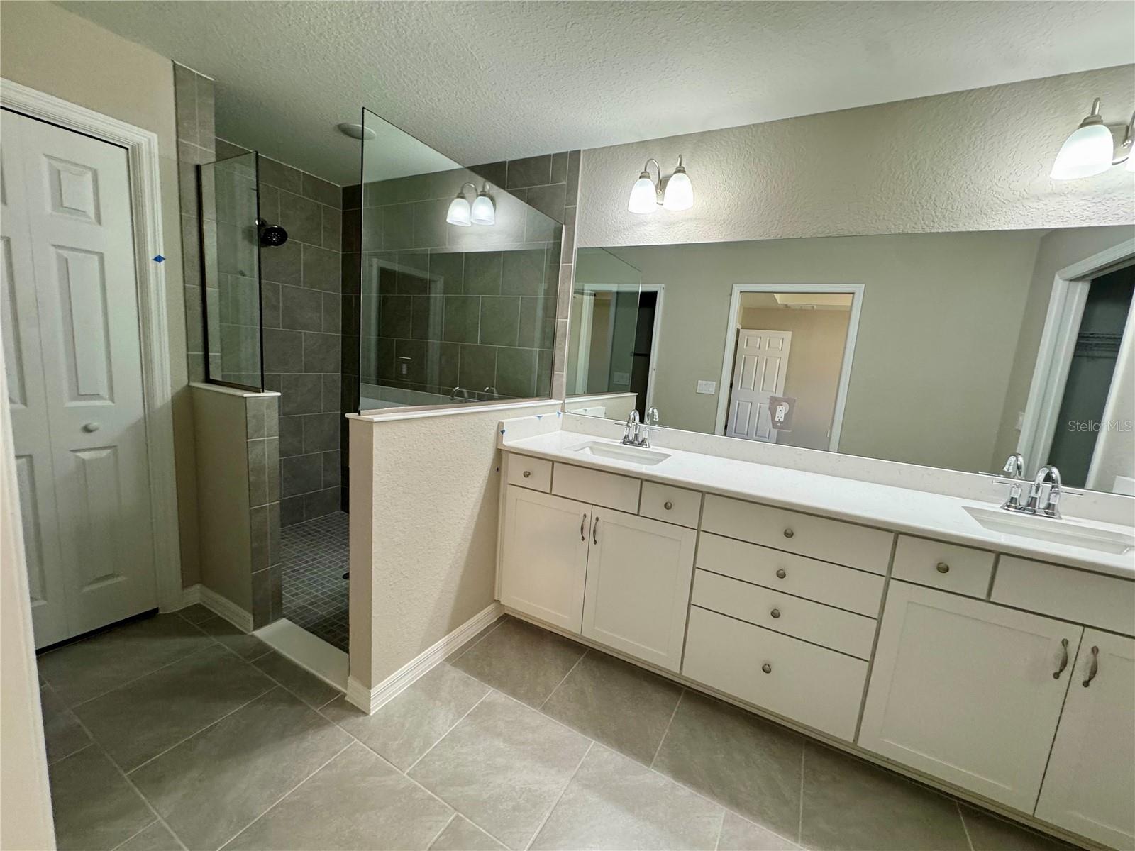 ROLLING HILLS 01 - Residential