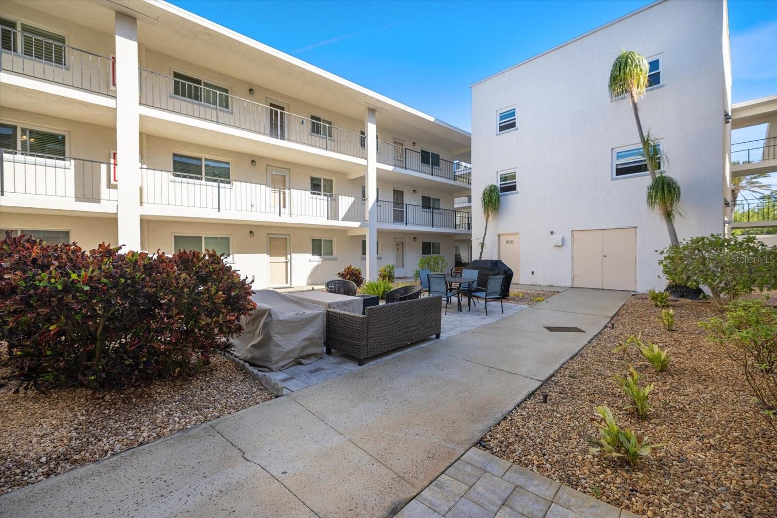 HOLIDAY APTS - Residential