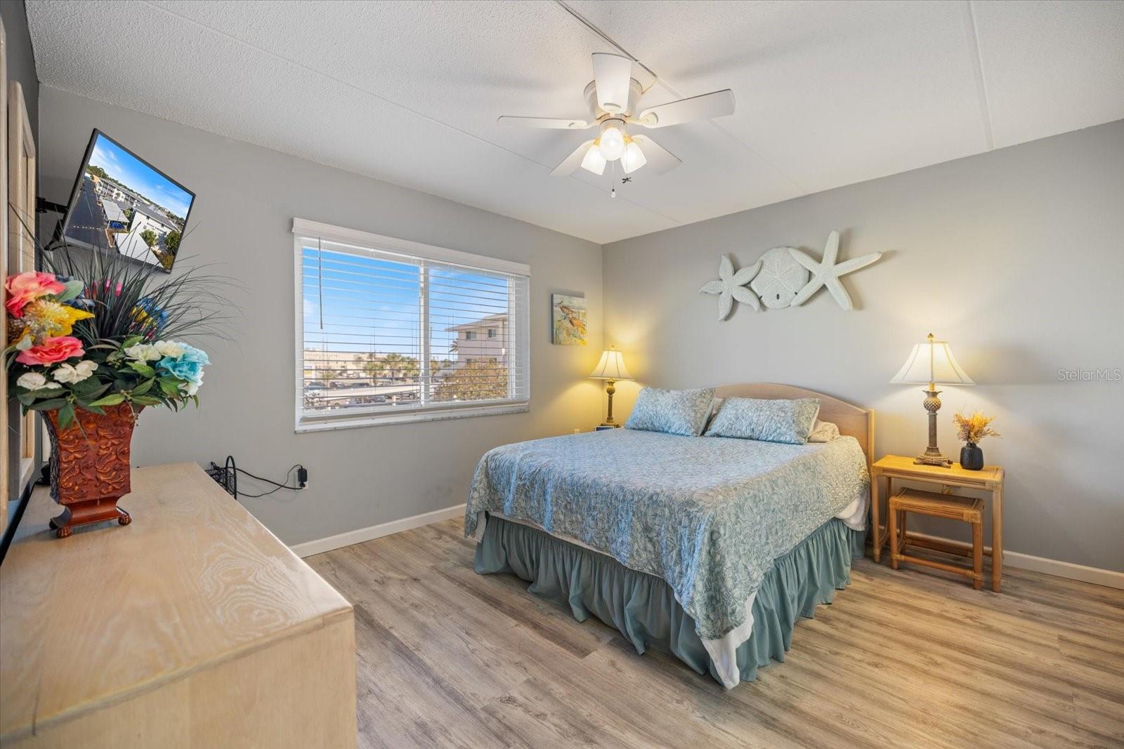 HOLIDAY APTS - Residential