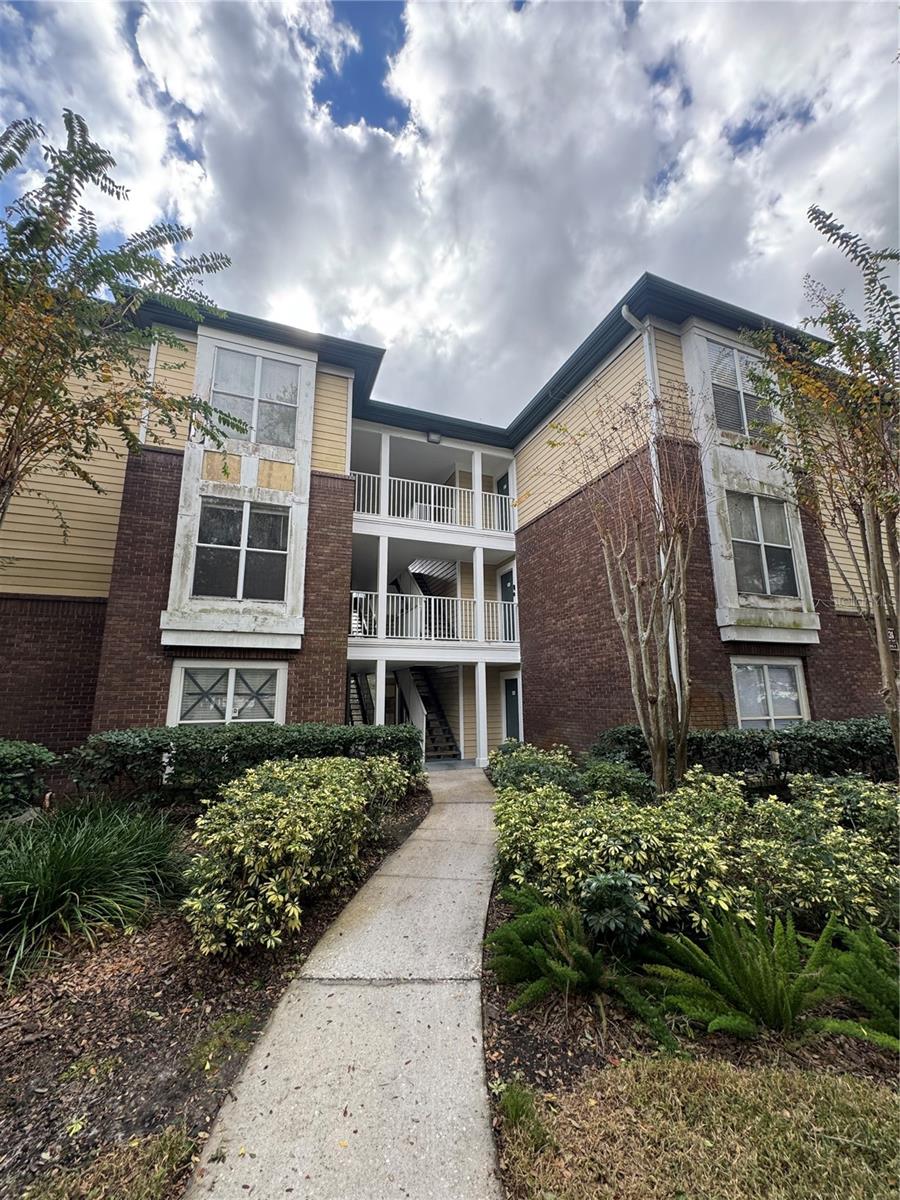 Attention investors! Excellent opportunity in the GREAT Carrollwood neighborhood in Tampa, known for its family-friendly atmosphere, green spaces, and proximity to essential services. This 1-bedroom, 1-bathroom apartment, featuring 738 square feet under air conditioning and 816 total square feet, is in excellent condition and comes with a long-term tenant generating $1,250 monthly income secured by contract for the next two years. Located in a community with amenities such as a resort-style pool, tennis courts, and a 24-hour gym, this property offers a prime location, comfort, and immediate profitability. Don’t miss out on this unique investment opportunity!