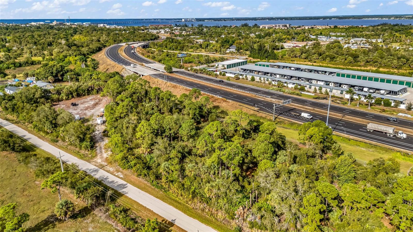 PINEAPPLE CENTER - Land