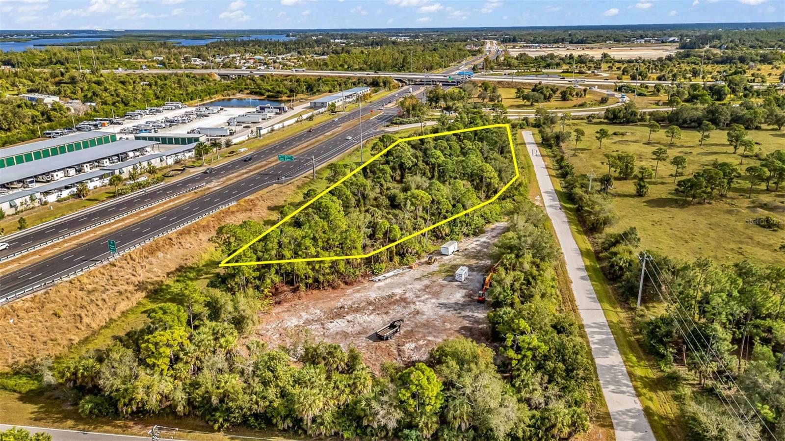 PINEAPPLE CENTER - Land