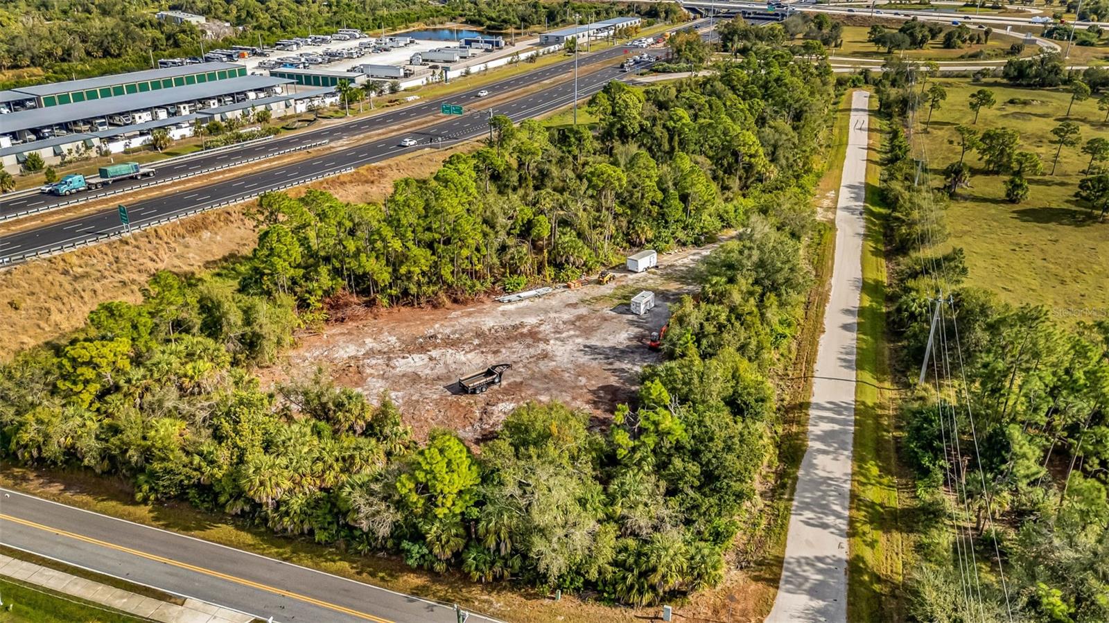 PINEAPPLE CENTER - Land