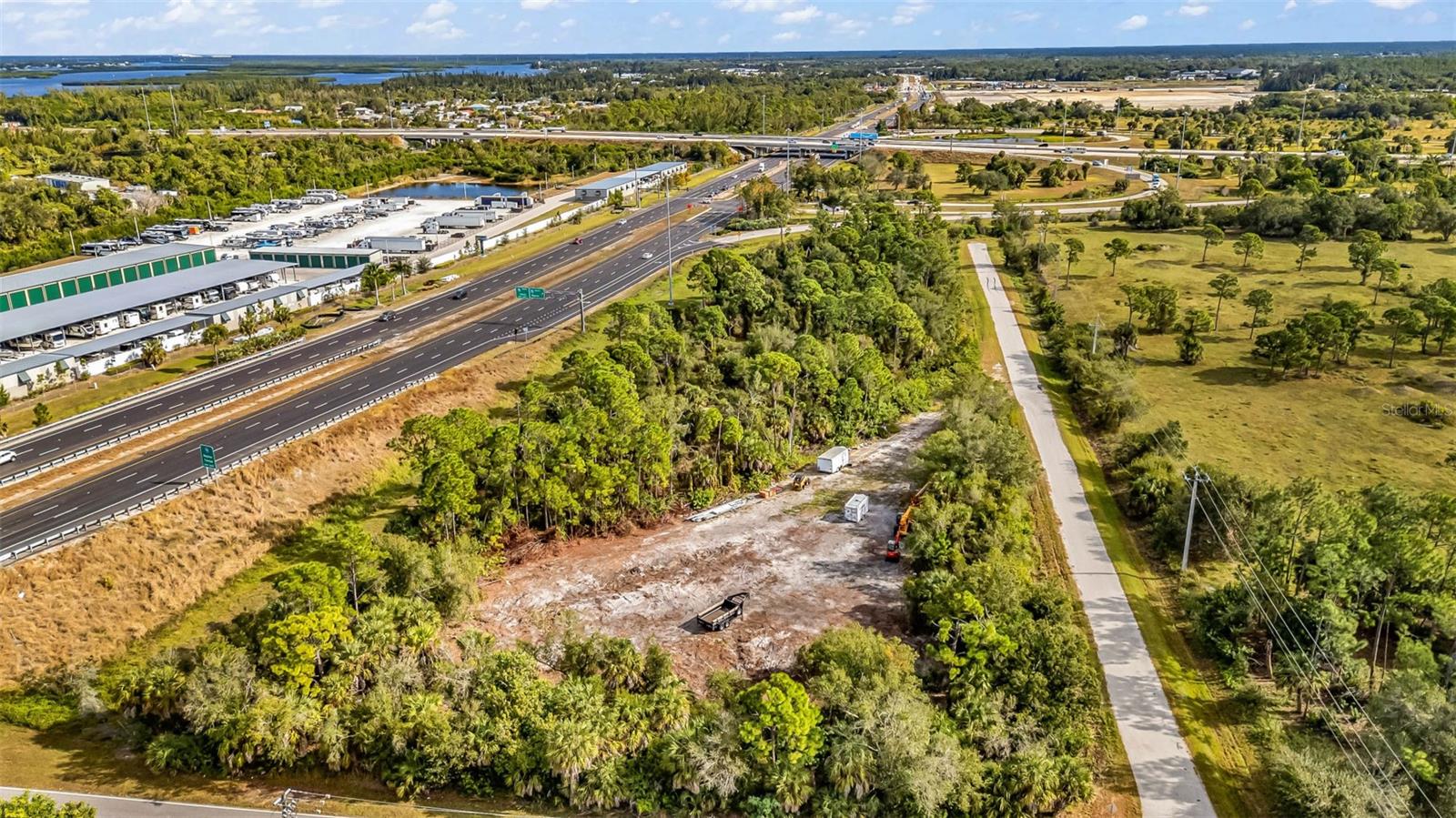 PINEAPPLE CENTER - Land