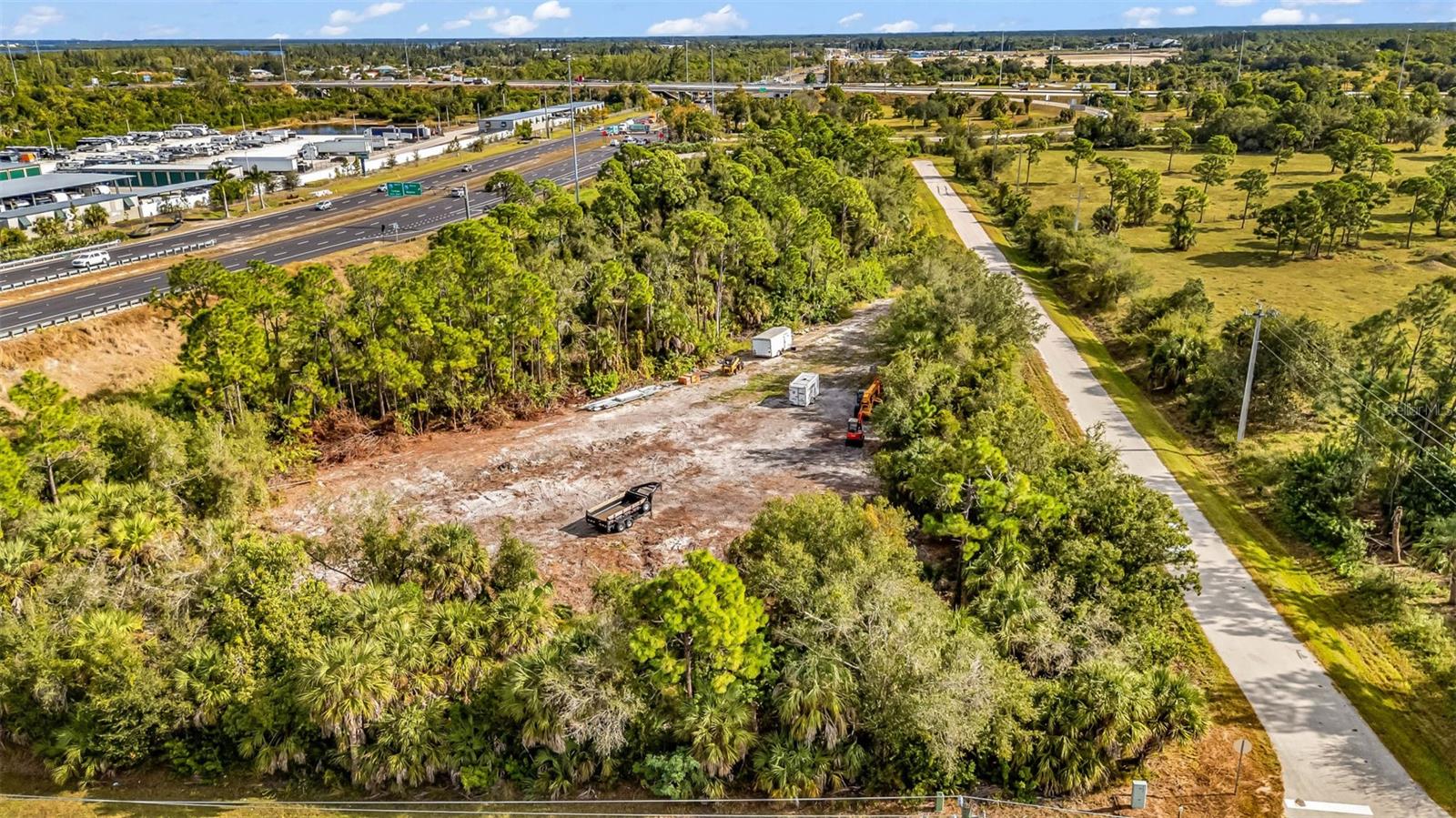 PINEAPPLE CENTER - Land