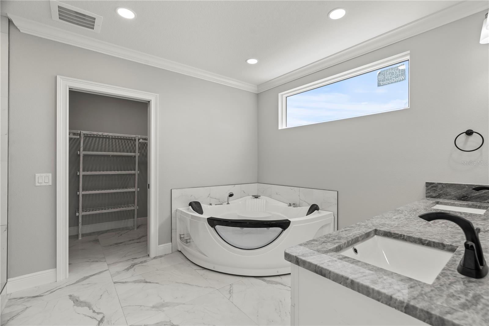 211 DOLPHIN POINT 401