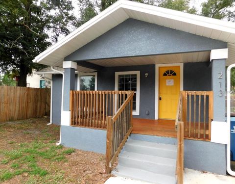 A home in LAKE WALES