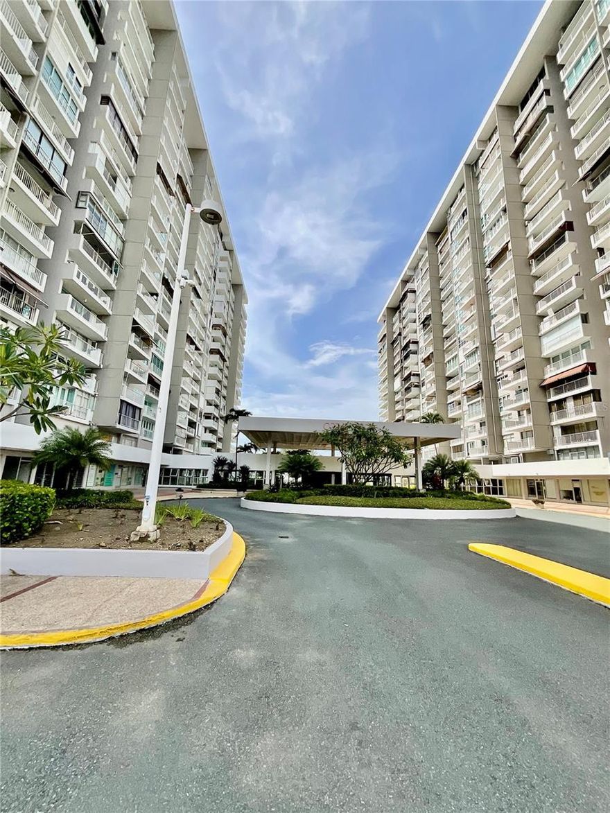 CORAL BEACH, ISLA VERDE
Beautiful apartment for RENT:
ONE (1) indoor parking space,Studio with one bed and sofa bed, Fully furnished, Pool, Beach access, GYM (extra cost), One (1) year lease