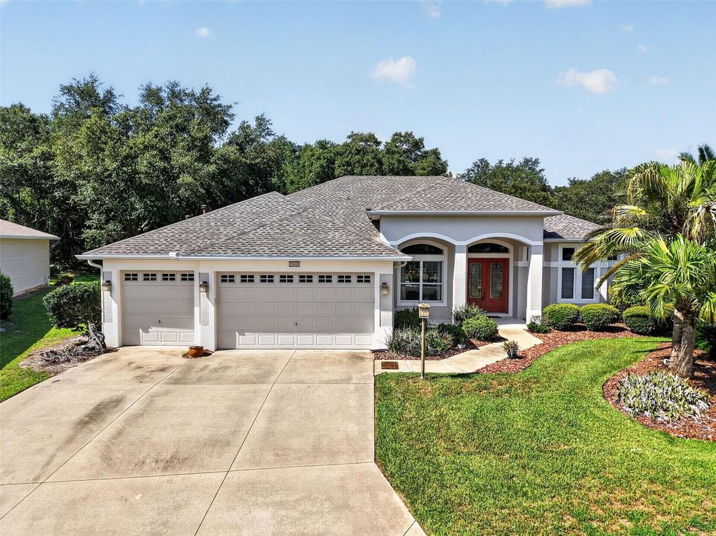 Photo of 20606 Queen Alexandra Drive, Leesburg, FL 34748 (MLS # G5114631)