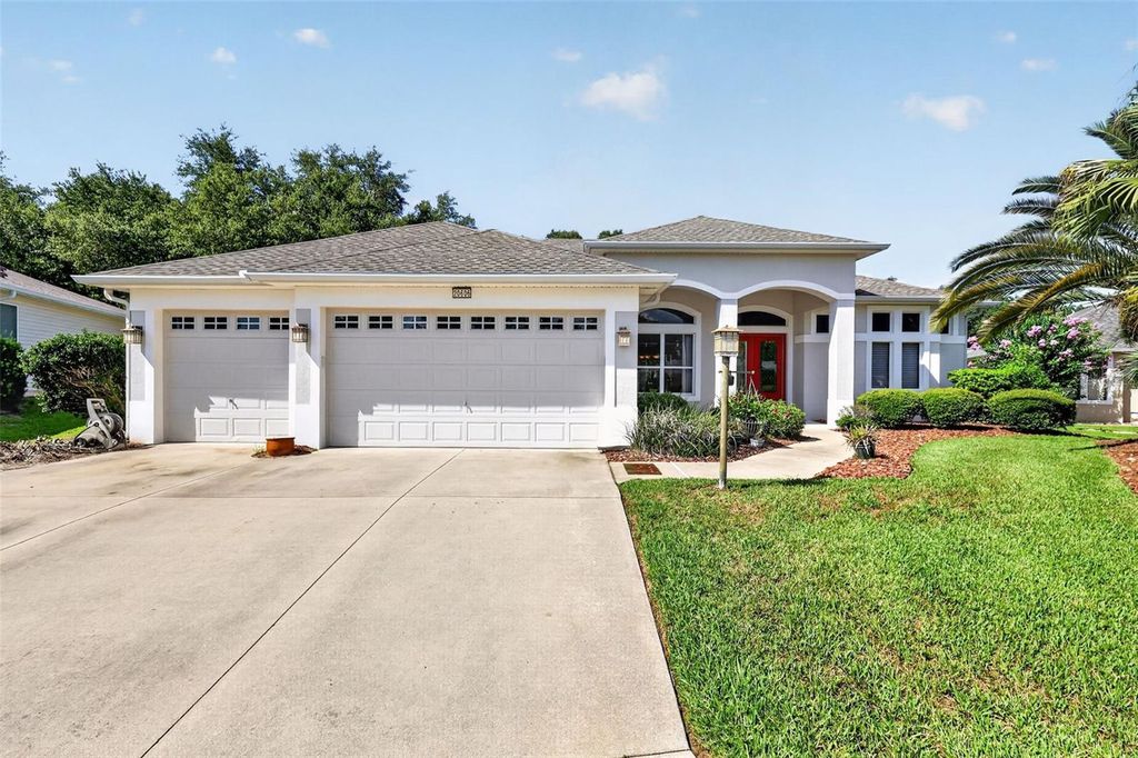 Photo of 20606 Queen Alexandra Drive, Leesburg, FL 34748 (MLS # G5114631)