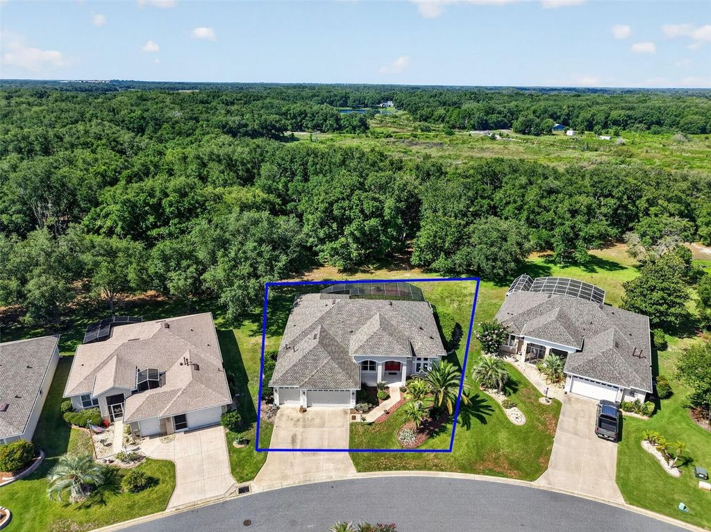 Photo of 20606 Queen Alexandra Drive, Leesburg, FL 34748 (MLS # G5114631)