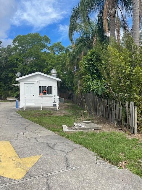 Main image without alt text