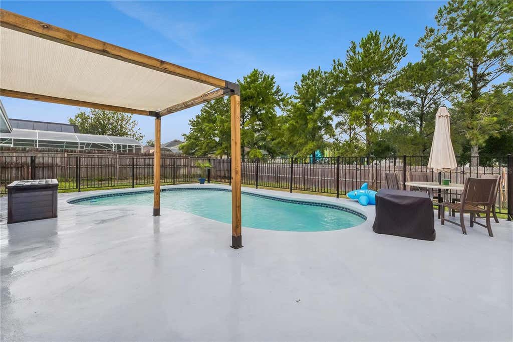 Photo of 5730 Loma Vista Drive W, Davenport, FL 33896 (MLS # O6430980)