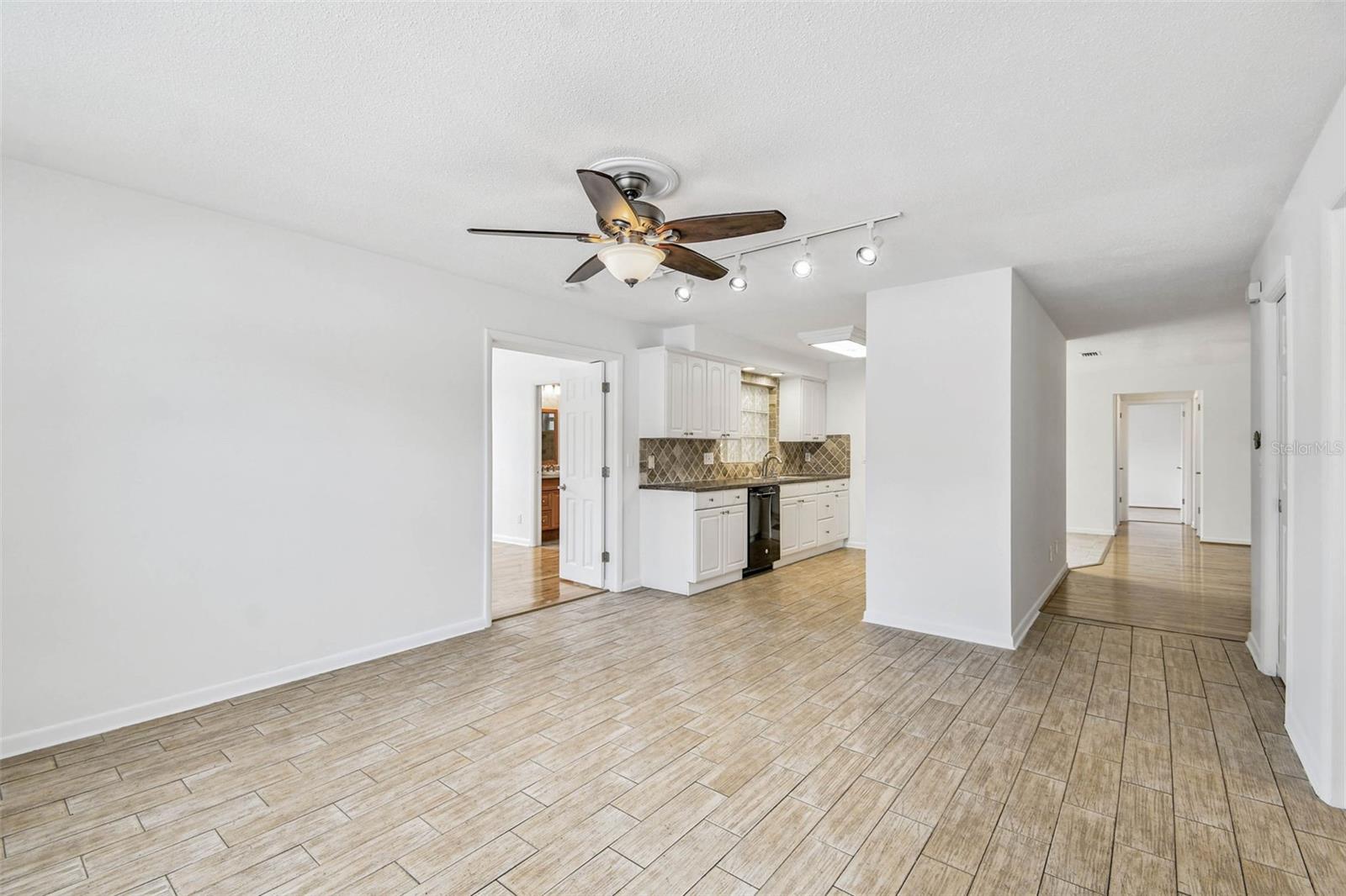 WOODLAND HILLS - Residential