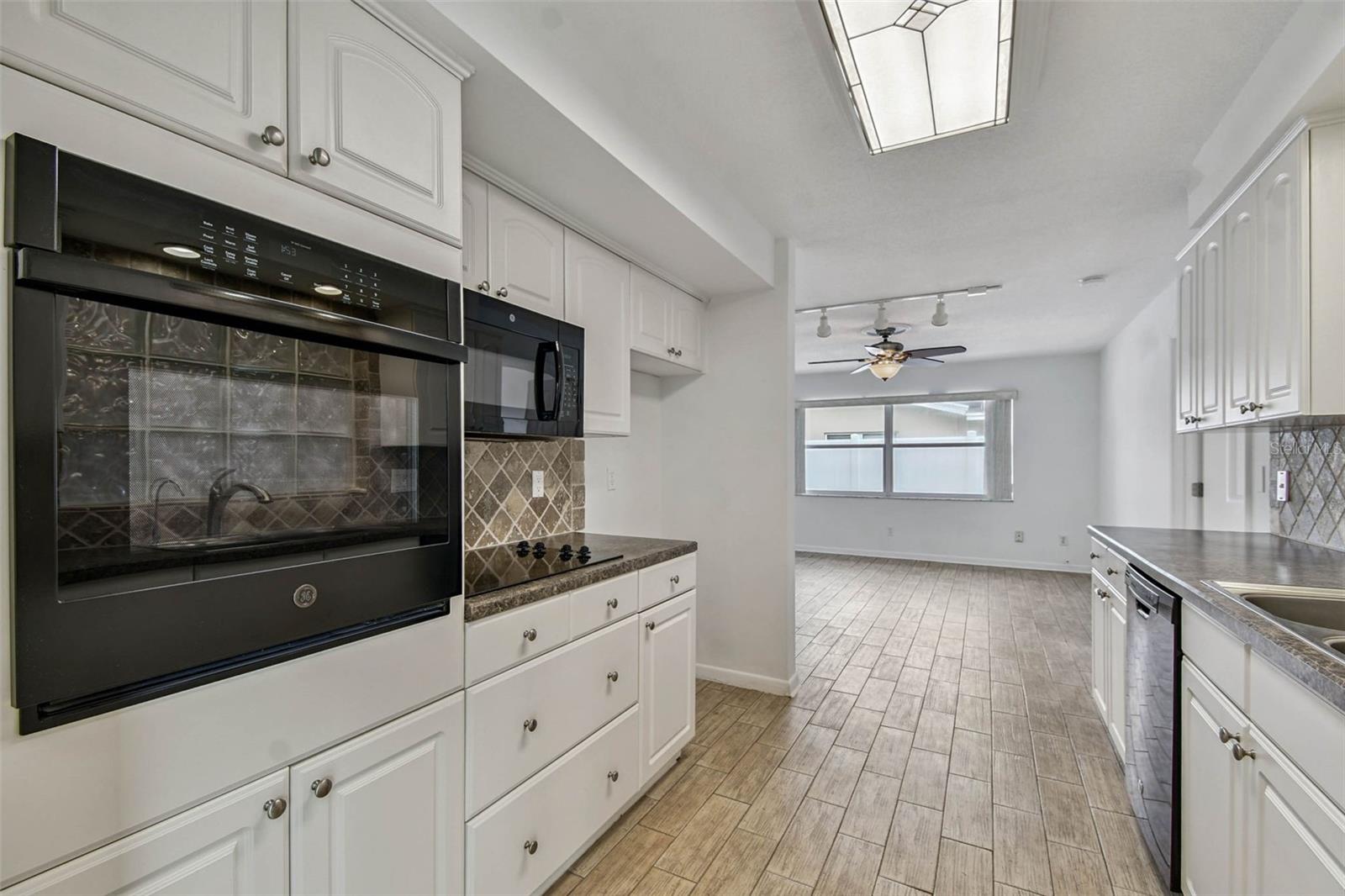 WOODLAND HILLS - Residential