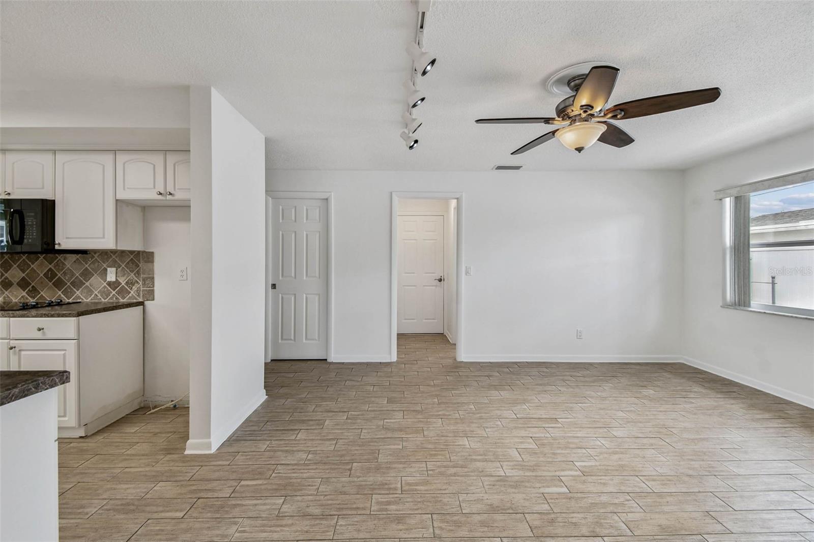 WOODLAND HILLS - Residential