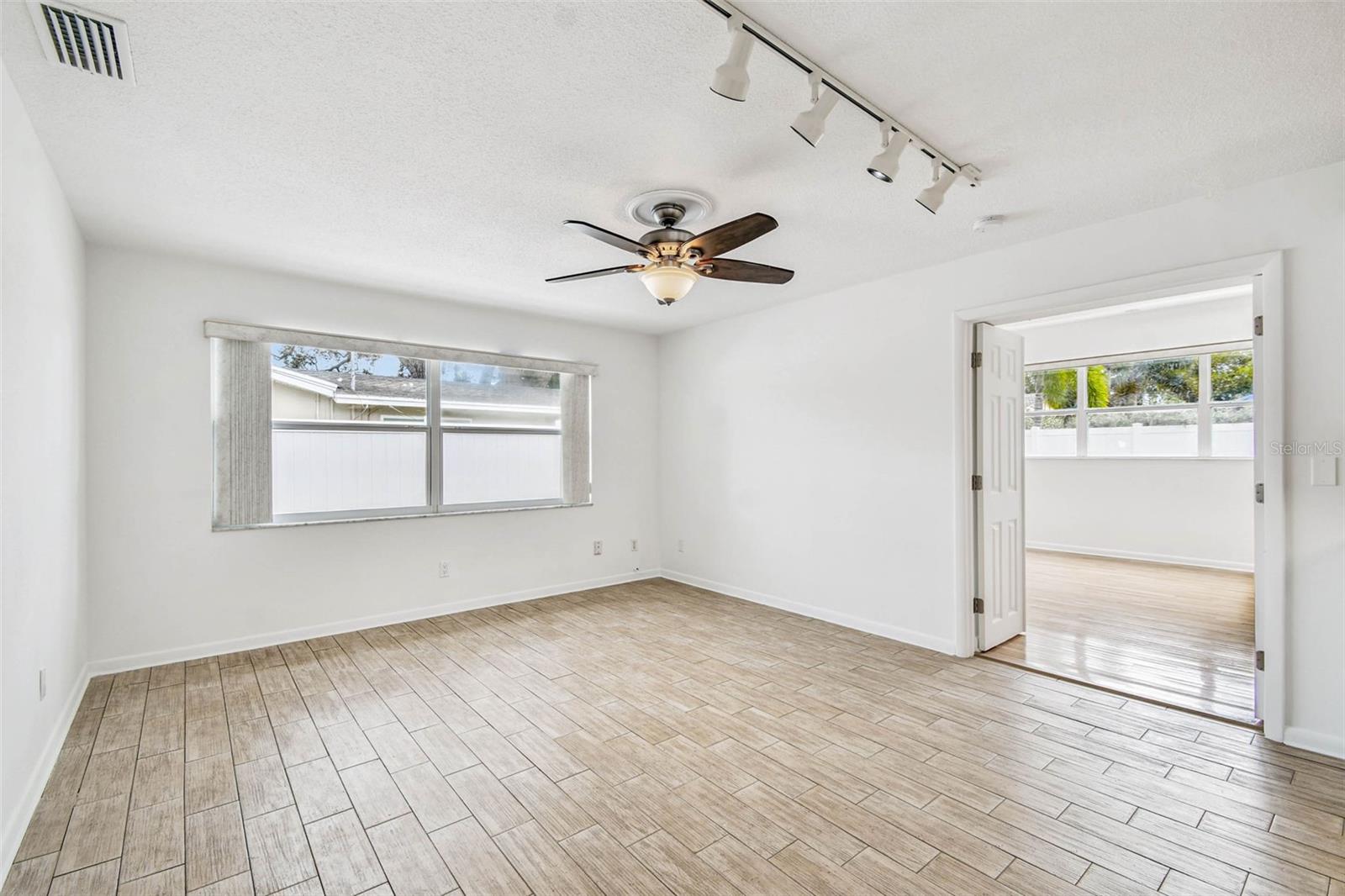 WOODLAND HILLS - Residential