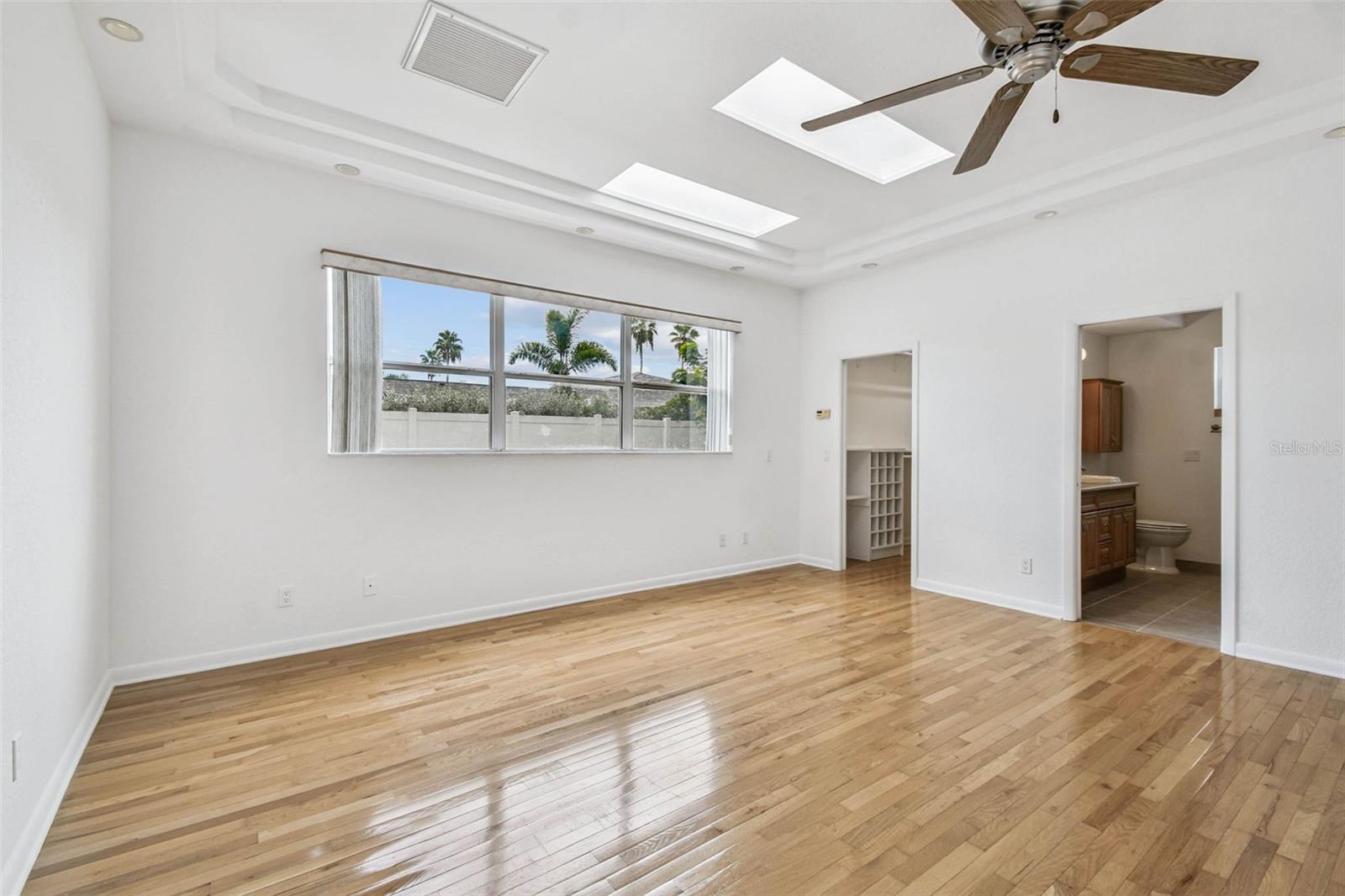 WOODLAND HILLS - Residential