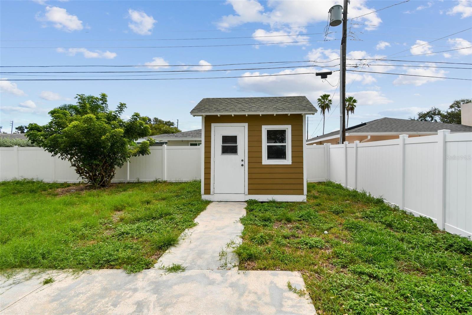 WOODLAND HILLS - Residential