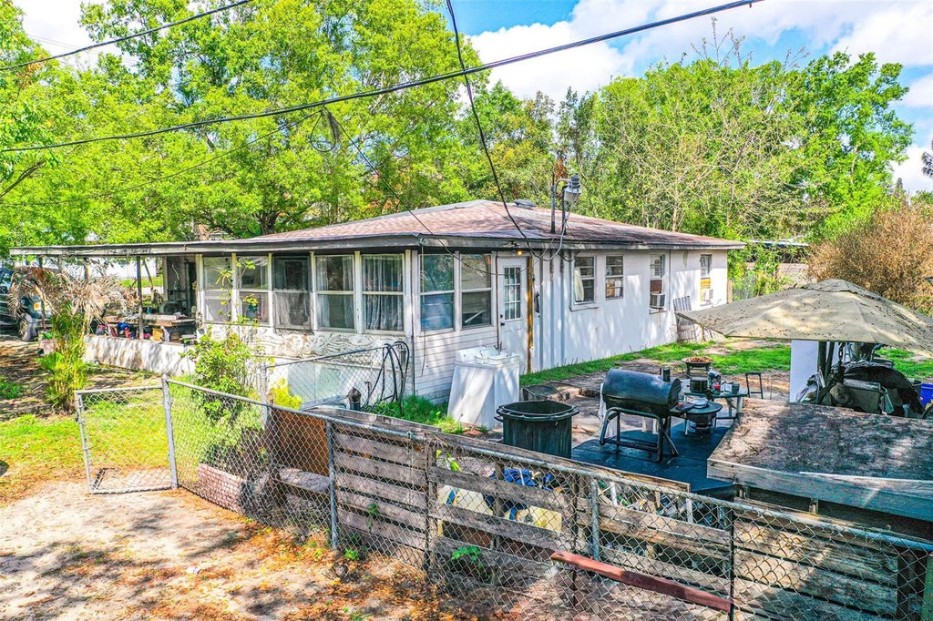 Photo of 100 N Self Avenue, Avon Park, FL 33825 (MLS # L4959663)