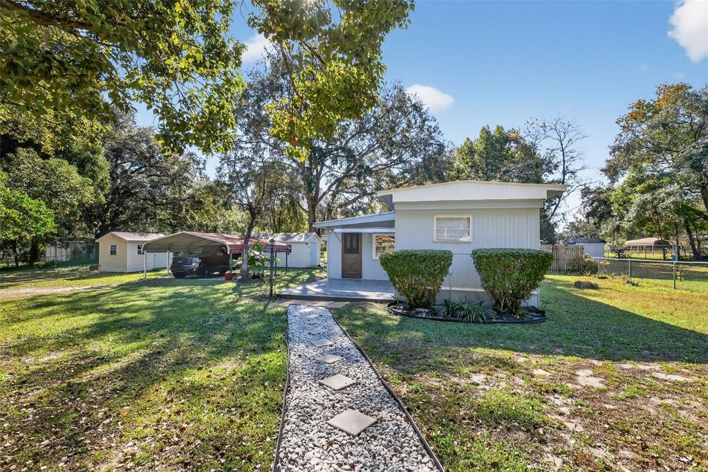 Photo of 10438 SE 130th Place, Ocklawaha, FL 32179 (MLS # G5104386)