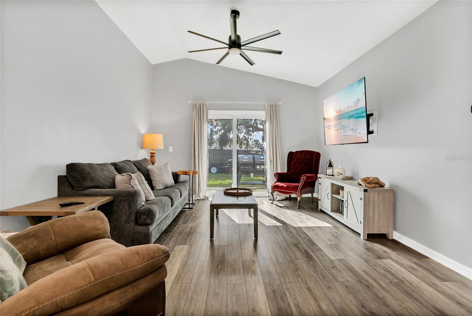 1367 WILLOW CREST DR