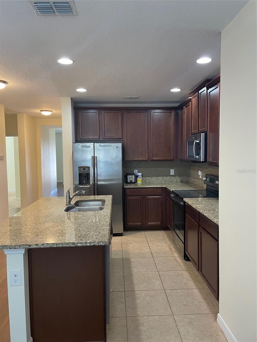 LAUREL ESTATES - Residential Lease