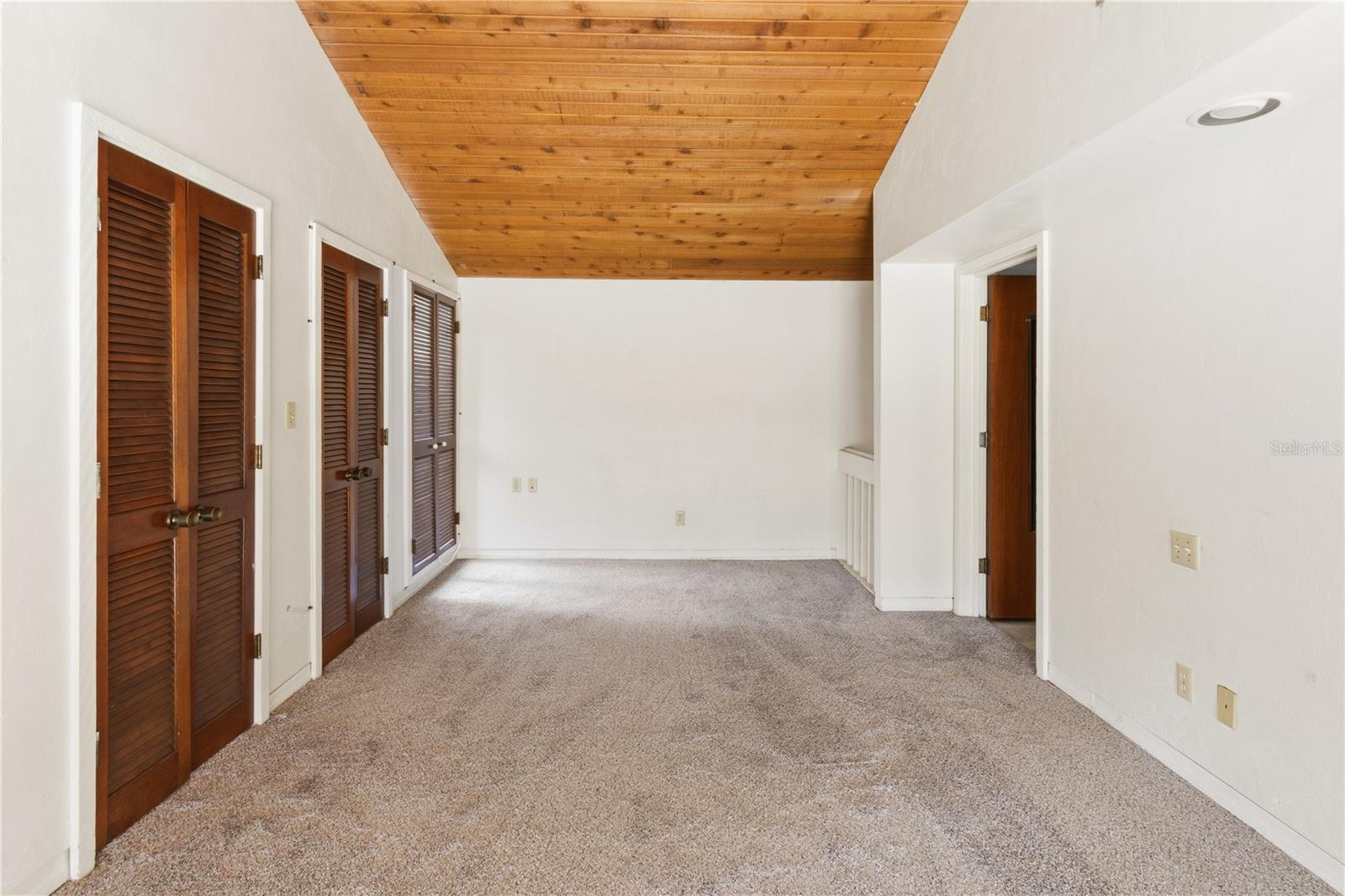 GRENELEFE CONDO CORNER LAKE EAST - Residential