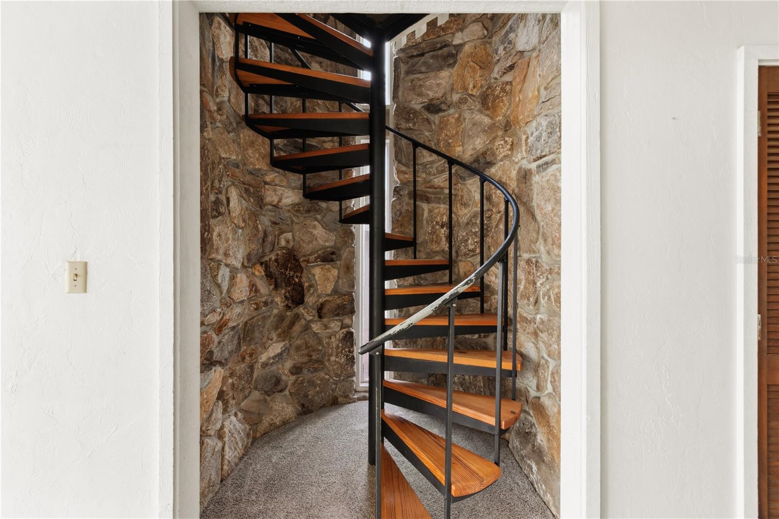 GRENELEFE CONDO CORNER LAKE EAST - Residential