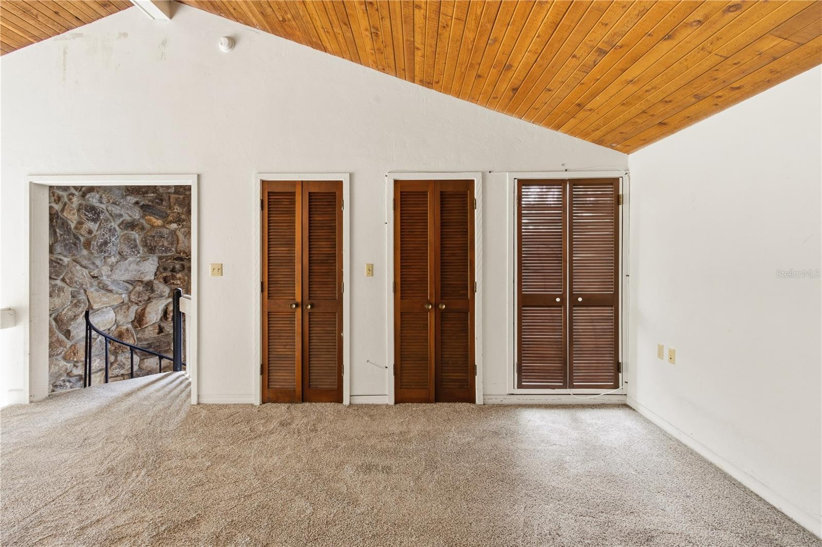 GRENELEFE CONDO CORNER LAKE EAST - Residential