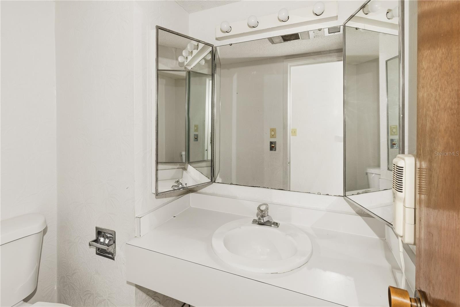 GRENELEFE CONDO CORNER LAKE EAST - Residential