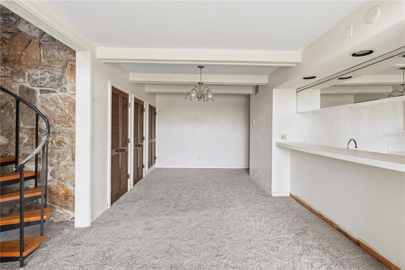 GRENELEFE CONDO CORNER LAKE EAST - Residential